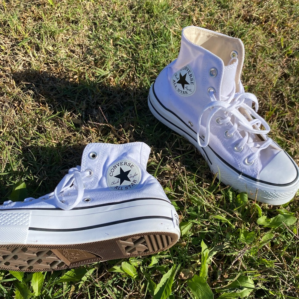 CONVERSE (CHUCK TAYLOR) ALL STAR HIGH TOP PLATFORM SNEAKER.